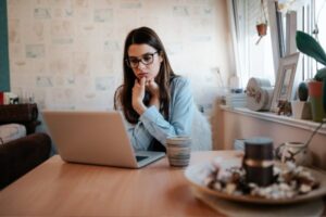 WOMAN LOOKING AT THE LAPTOP PLANNING
