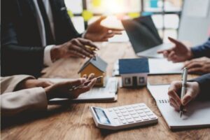 estate-lawyer-talking-with-a-client
